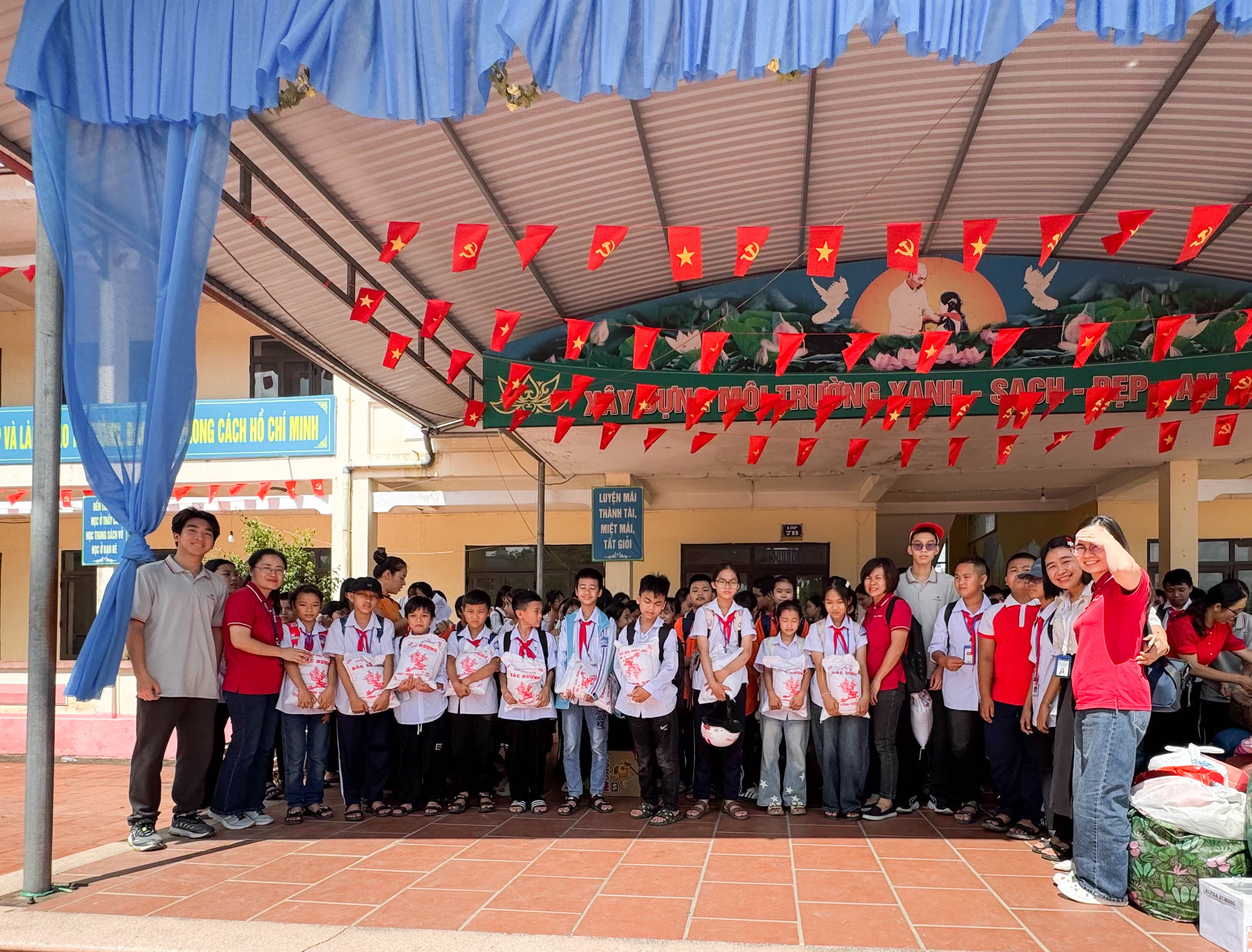 HÀNH TRÌNH TRAO YÊU THƯƠNG – ỦNG HỘ NGƯỜI DÂN THÁI NGUYÊN SAU CƠN BÃO SỐ 11 1 Dong Bam Tang qua