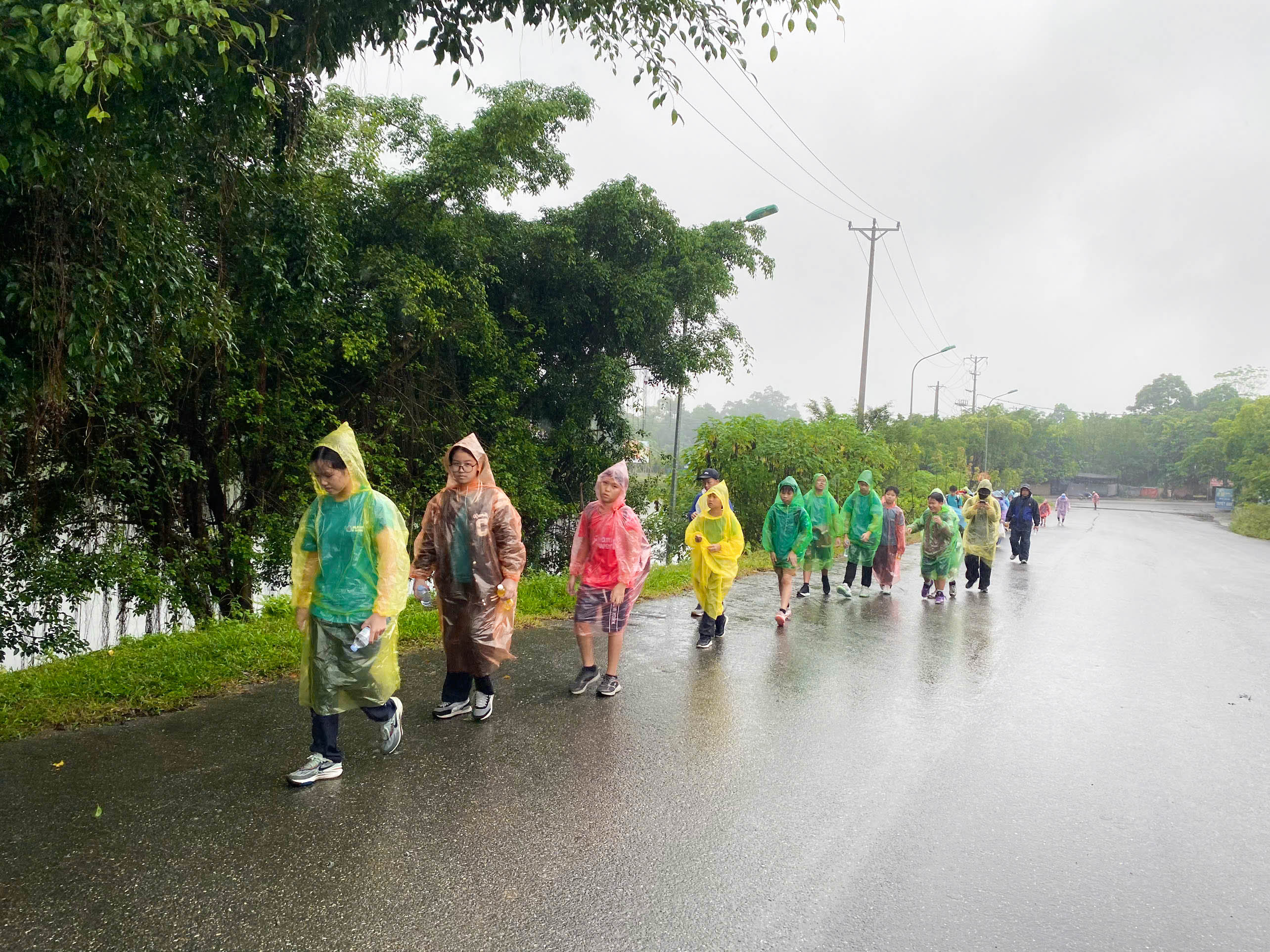 KHỐI 7 ALPHA – Ý CHÍ LỚN LÊN TỪ NHỮNG BƯỚC CHÂN TRONG MƯA 2 z7178123773558 38a6dc281b43b3f68d0c12d78854d20e