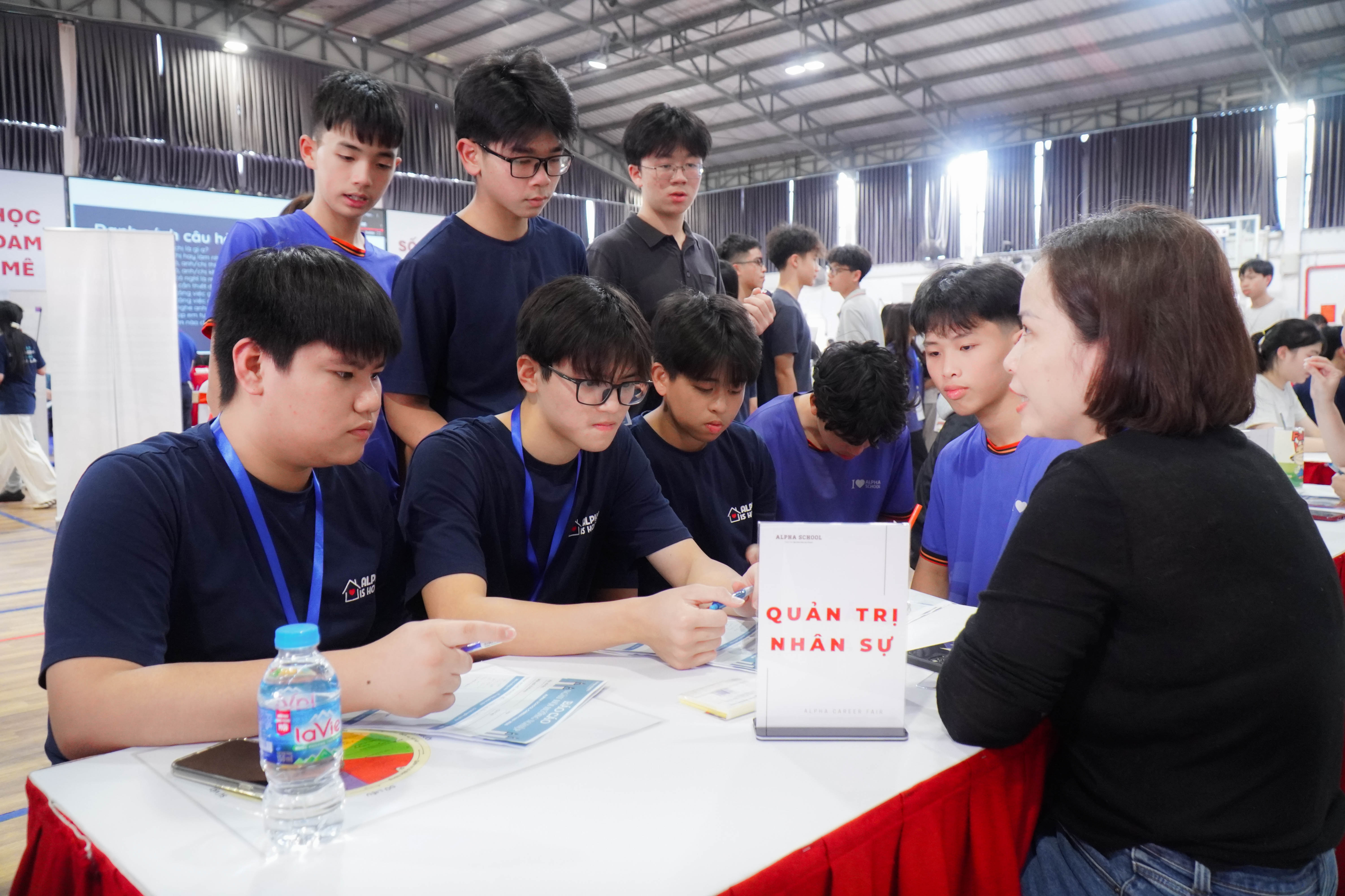 CAREER FAIR – MỘT NGÀY “CHẠM” VÀO THẾ GIỚI NGHỀ NGHIỆP 4 DSC02265