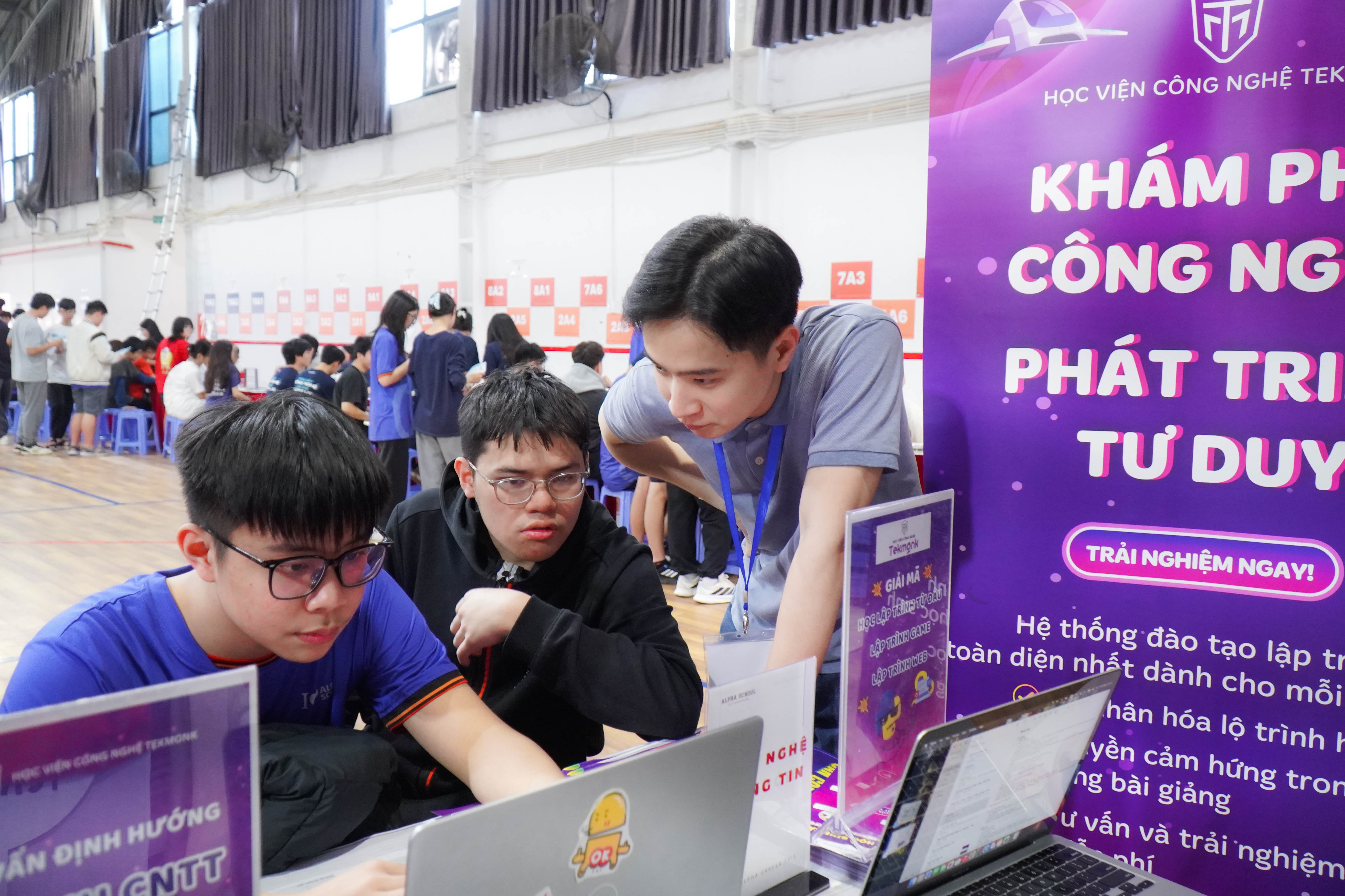 CAREER FAIR – MỘT NGÀY “CHẠM” VÀO THẾ GIỚI NGHỀ NGHIỆP 3 DSC02287