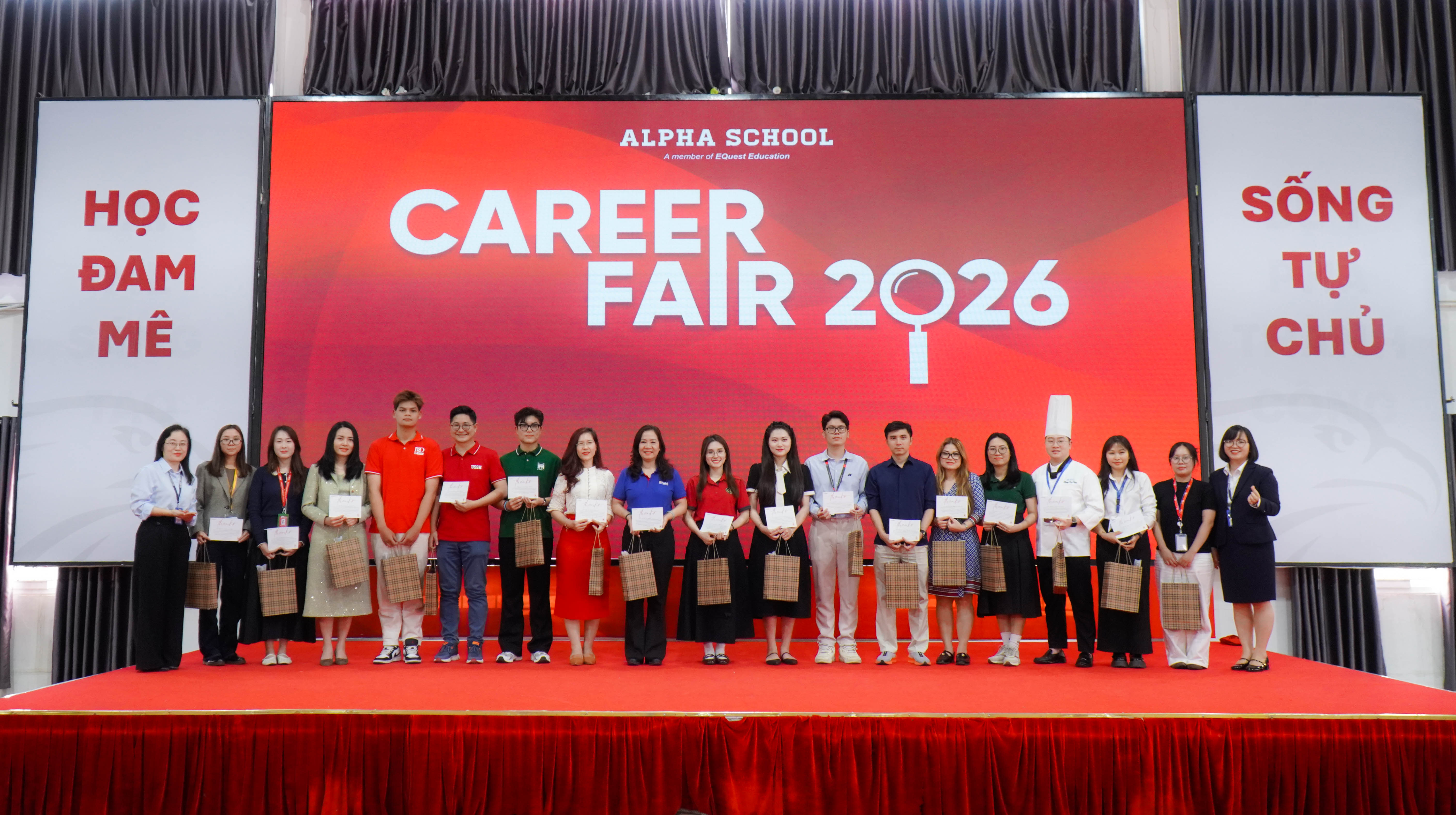 CAREER FAIR – MỘT NGÀY “CHẠM” VÀO THẾ GIỚI NGHỀ NGHIỆP 1 DSC02569