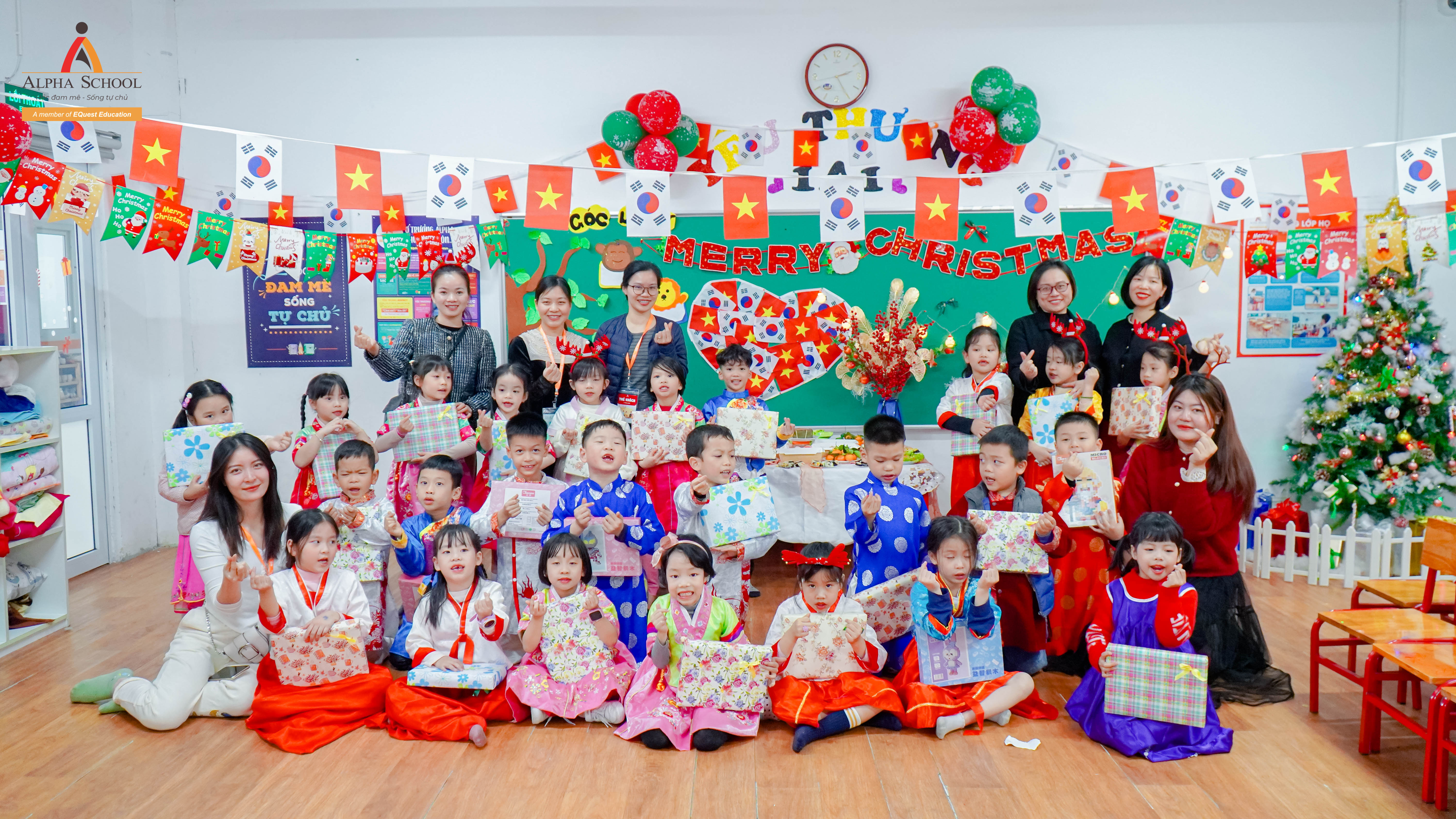 ÔNG GIÀ NOEL GÕ CỬA ALPHA SCHOOL