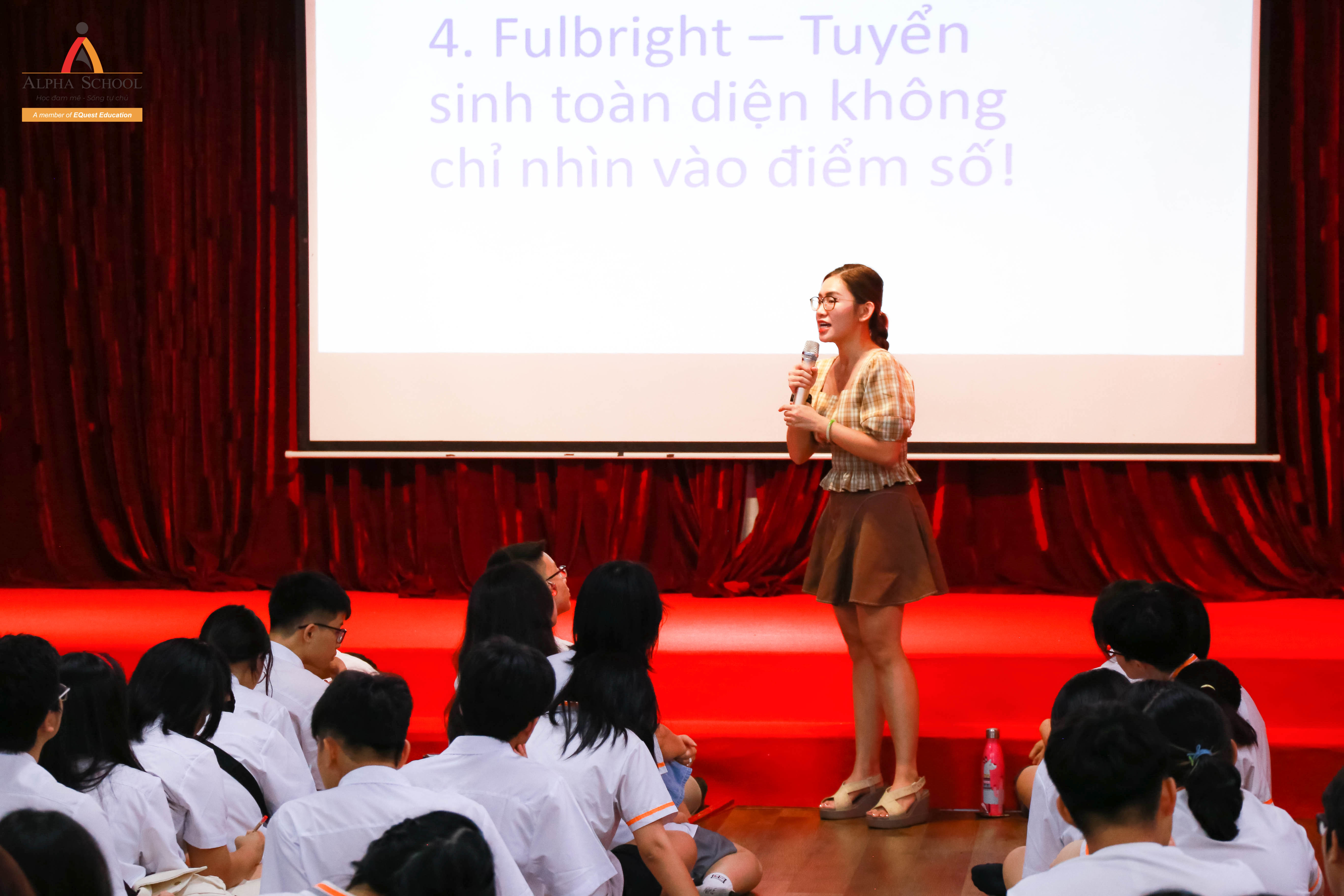 HỌC SINH THPT ALPHA TÌM HIỂU VỀ CƠ HỘI HỌC TẬP TẠI ĐẠI HỌC FULBRIGHT VIỆT NAM