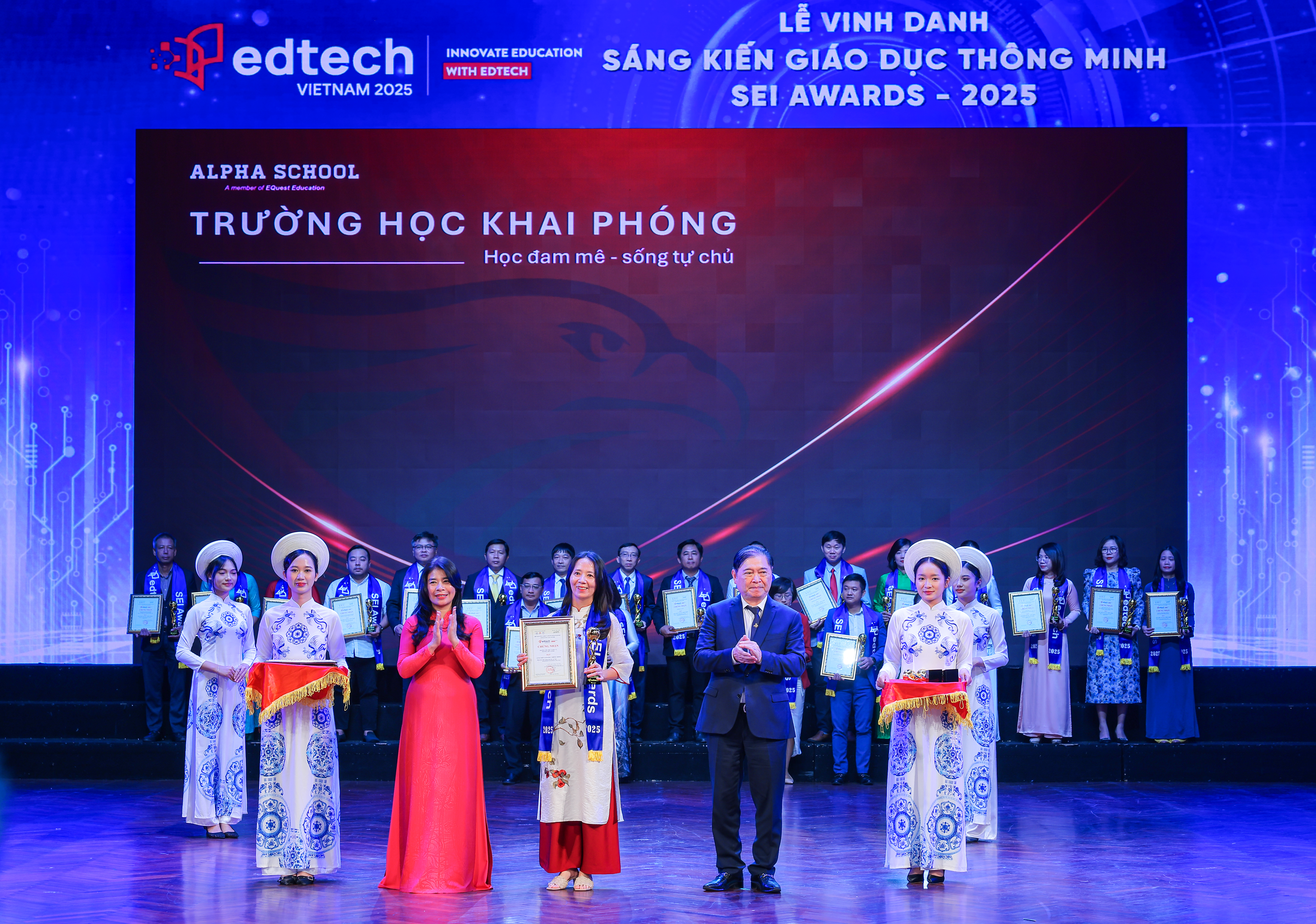 Hệ thống Giáo dục Alpha đạt giải Môi trường giáo dục và Sáng tạo giáo dục của năm tại Lễ vinh danh Sáng kiến giáo dục thông minh Sei Award 2025 9 052A4237