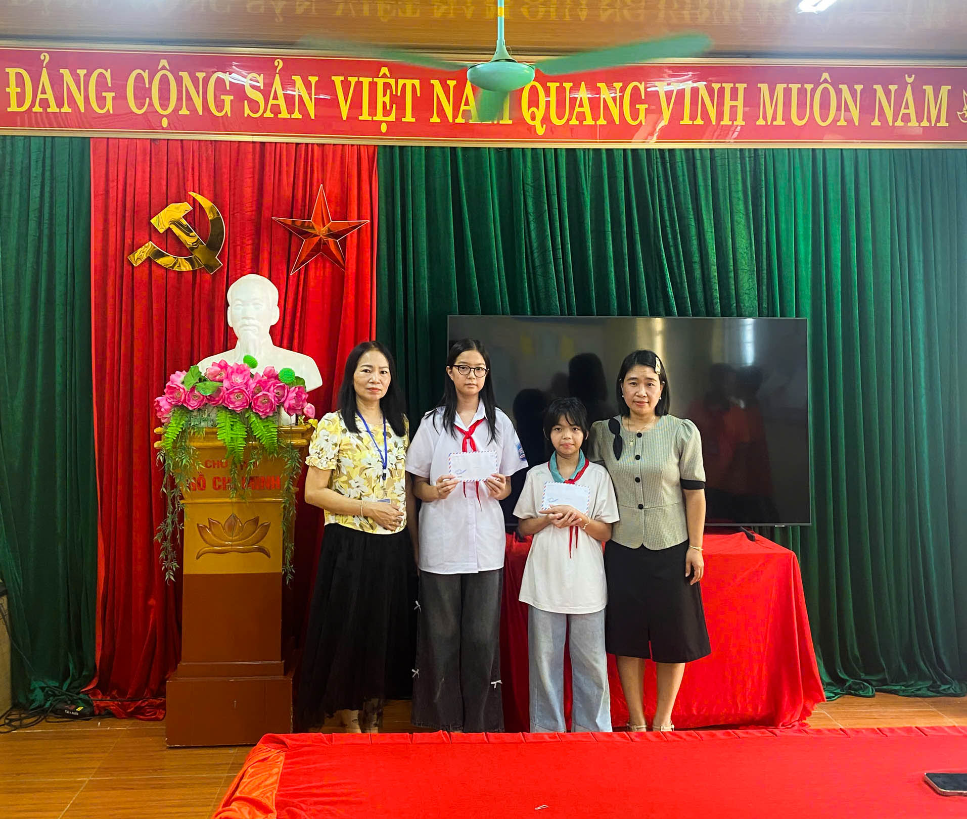 HÀNH TRÌNH TRAO YÊU THƯƠNG – ỦNG HỘ NGƯỜI DÂN THÁI NGUYÊN SAU CƠN BÃO SỐ 11 10 z7121981436553 c7b56f8a645d3af7809927878d45970b